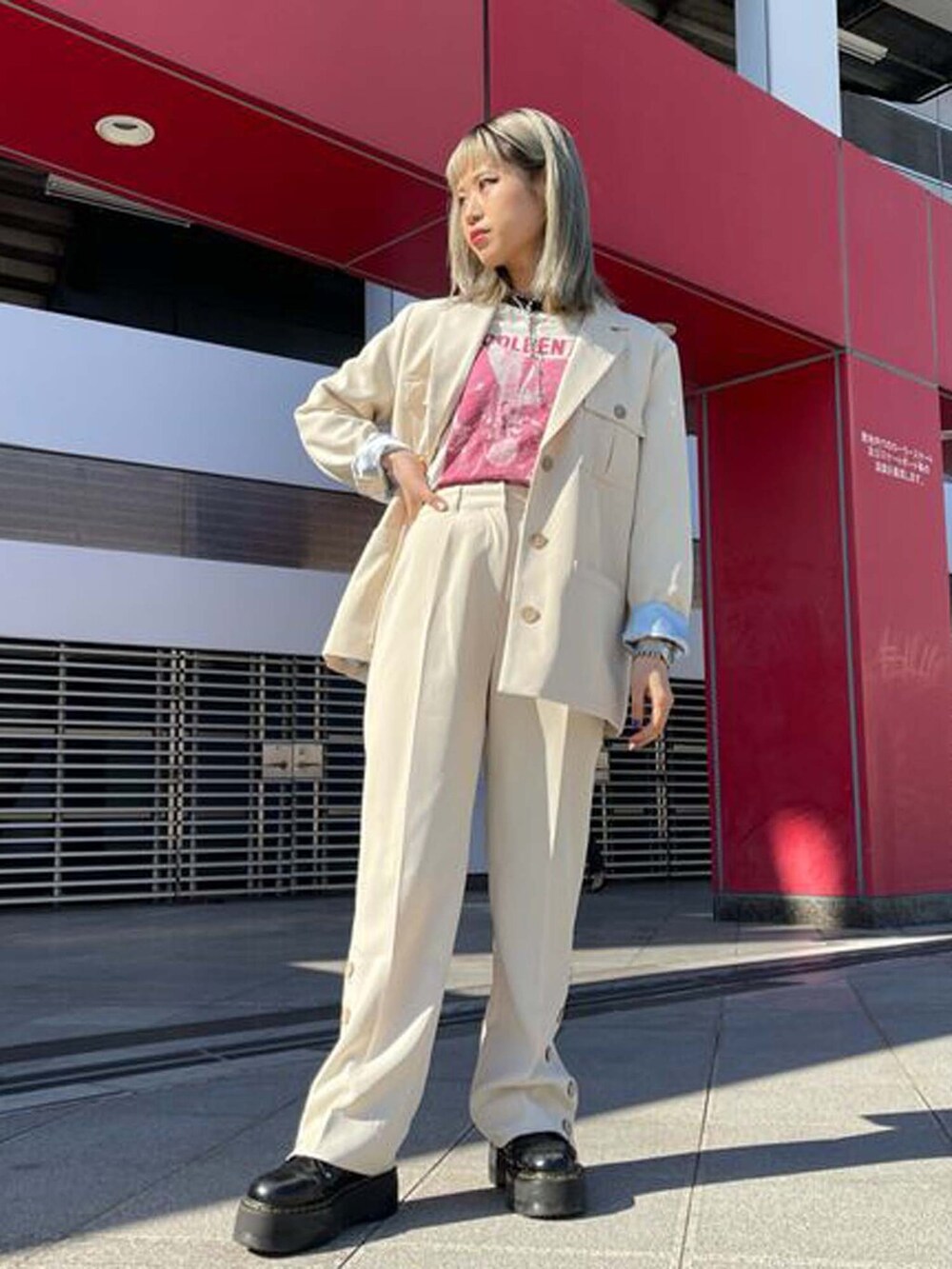 ホワイト系のTシャツ/カットソー、ホワイト系のテーラードジャケット、ホワイト系のスラックスを着用したレディースの冬コーディネートの2枚目の写真