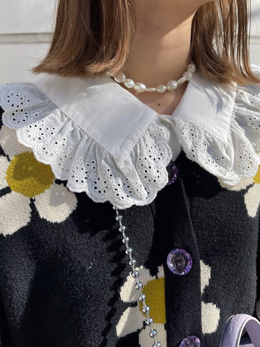 ブルー系のデニムパンツ、ホワイト系のシャツ/ブラウス、パープル系のショルダーバッグを着用したレディースの冬コーディネートの8枚目の写真