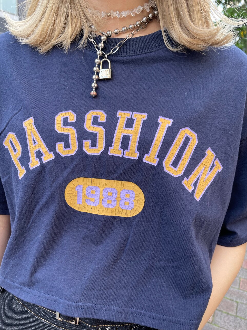 ブルー系のTシャツ/カットソー、ブラック系のデニムパンツ、ブラック系のキャップを着用したレディースの春コーディネートの6枚目の写真