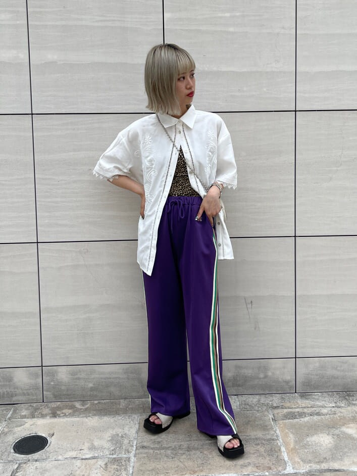 ベージュ系のキャミソール、ホワイト系のシャツ/ブラウス、ブラック系のサンダルを着用したレディースの夏コーディネートの2枚目の写真