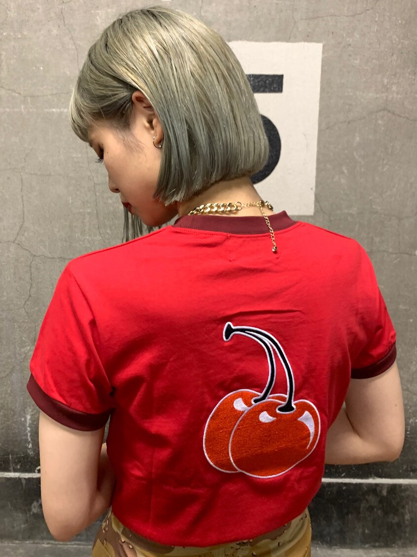 ベージュ系のその他パンツ、レッド系のTシャツ/カットソーを着用したレディースの夏コーディネートの2枚目の写真