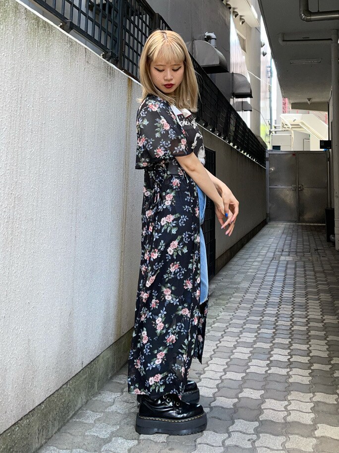 ホワイト系のTシャツ/カットソー、ブラック系のワンピース、ブルー系のデニムパンツを着用したレディースの春コーディネートの3枚目の写真