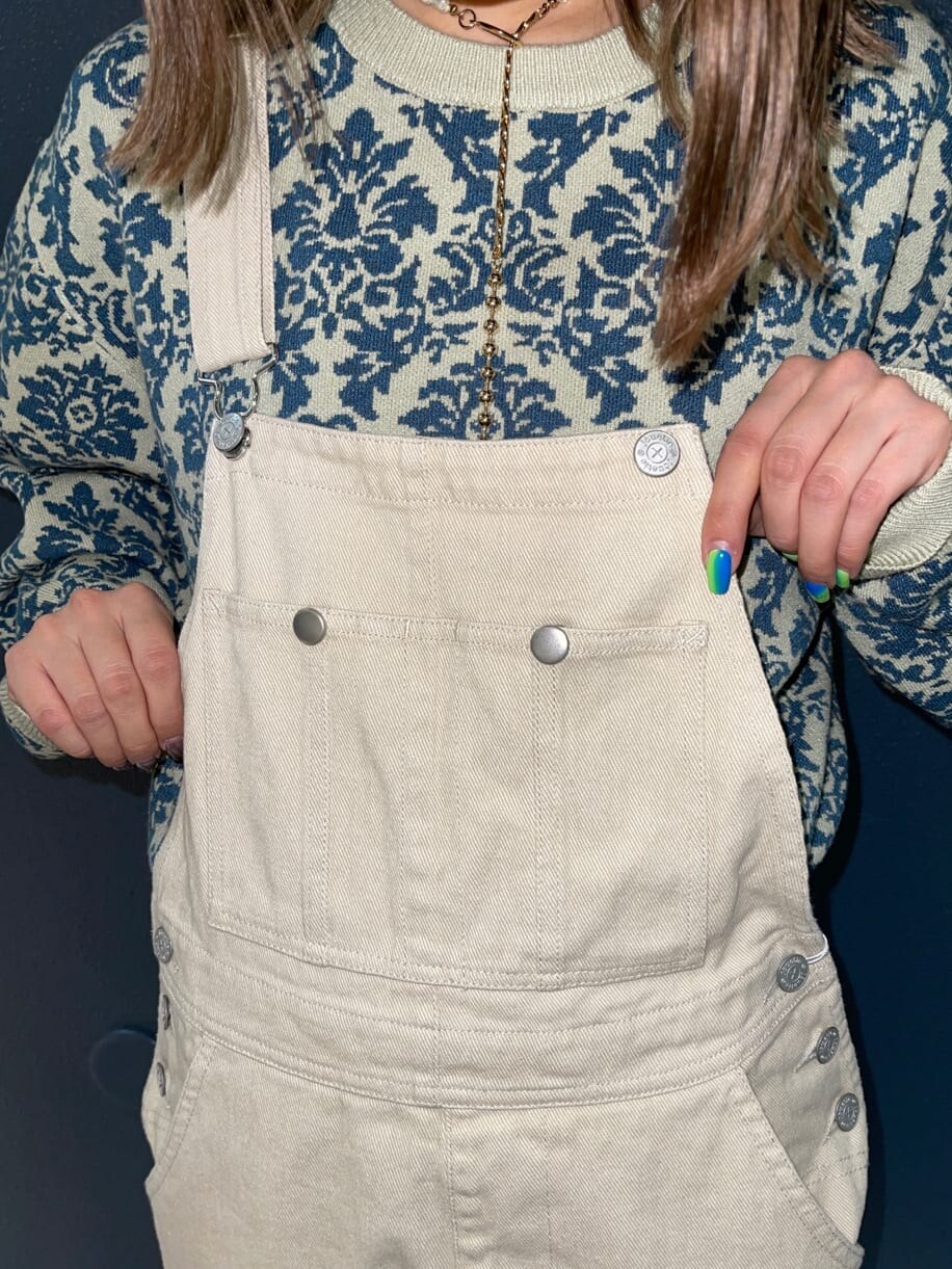 ホワイト系のMA-1、ホワイト系のスニーカー、ホワイト系のサロペット/オーバーオールを着用したレディースの冬コーディネートの8枚目の写真