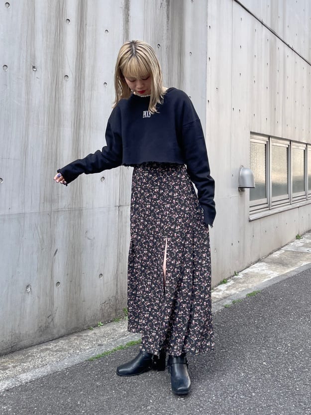 ブラック系のワンピース、ブラック系のTシャツ/カットソーを着用したレディースの春コーディネートの3枚目の写真