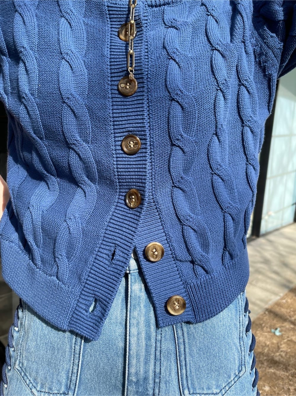 その他のTシャツ/カットソー、ブルー系のニット/セーター、ブルー系のデニムパンツを着用したレディースの春コーディネートの8枚目の写真