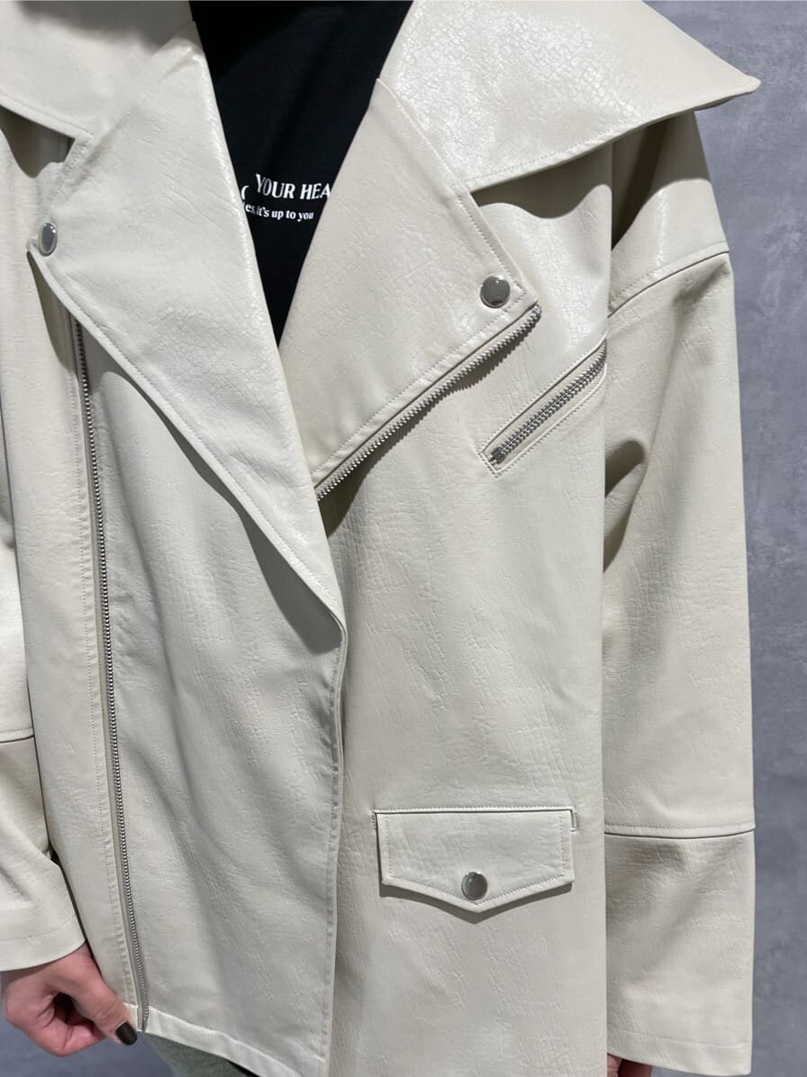 グリーン系のその他パンツ、ホワイト系のライダースジャケットを着用したレディースの夏コーディネートの6枚目の写真