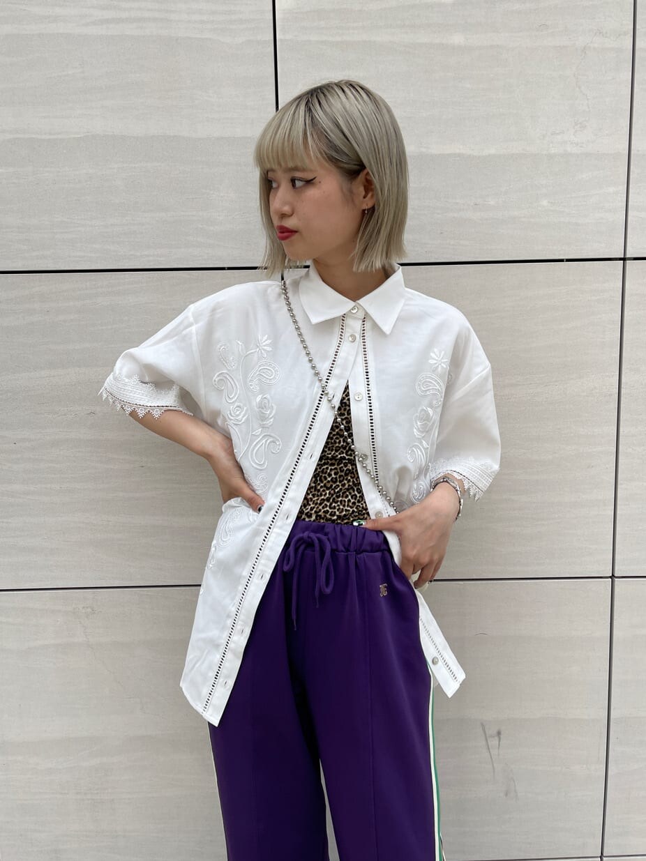 ベージュ系のキャミソール、ホワイト系のシャツ/ブラウス、ブラック系のサンダルを着用したレディースの夏コーディネートの5枚目の写真