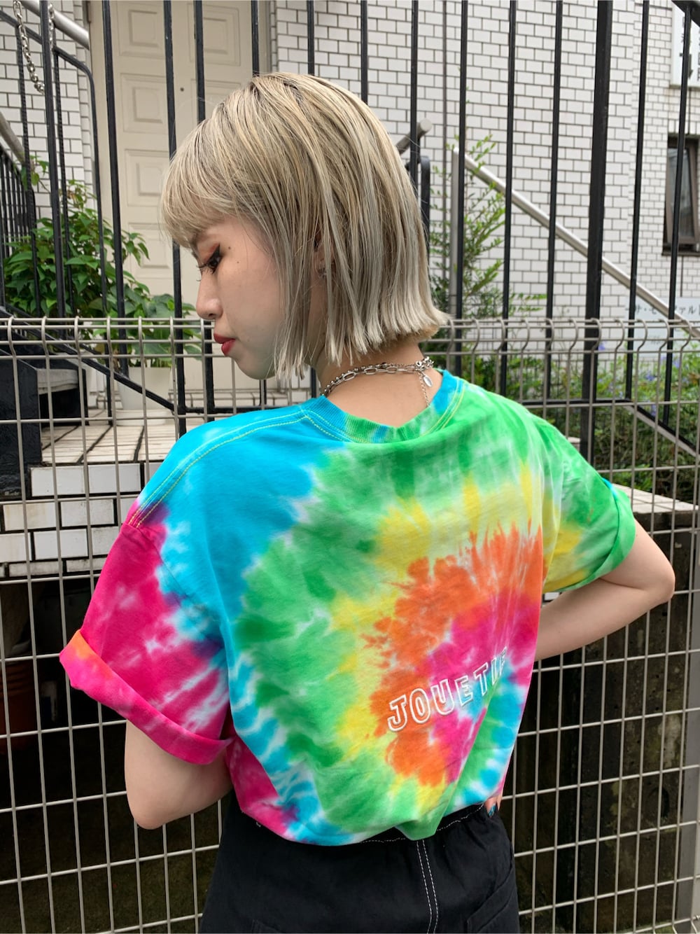 ブラック系のその他パンツ、ブルー系のTシャツ/カットソーを着用したレディースの夏コーディネートの2枚目の写真