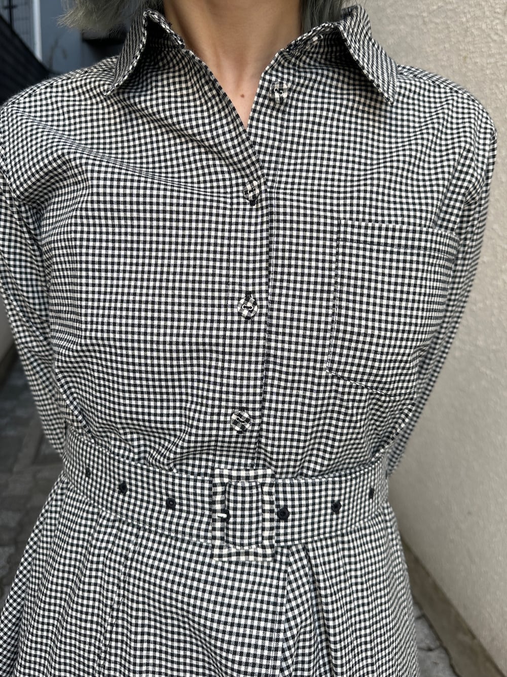 ホワイト系のワンピース、ブラック系のその他シューズを着用したレディースの冬コーディネートの6枚目の写真