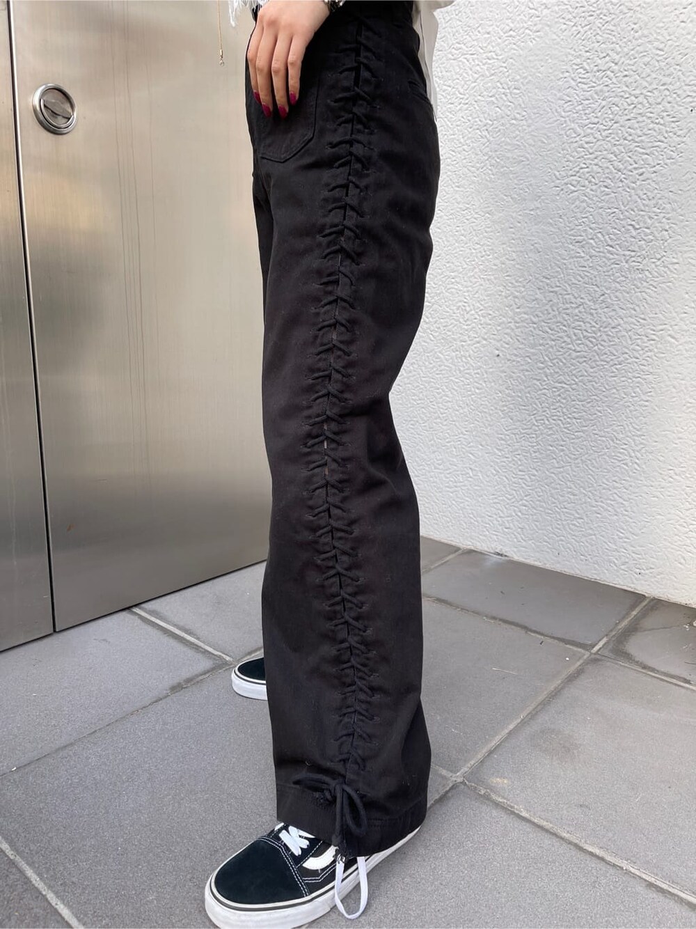 ブラック系のデニムパンツ、ホワイト系のTシャツ/カットソー、ホワイト系のシャツ/ブラウスを着用したレディースの春コーディネートの10枚目の写真