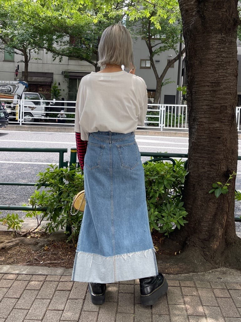 ブラック系のその他シューズ、イエロー系のボストンバッグ、ブルー系のデニムスカートを着用したレディースの夏コーディネートの4枚目の写真