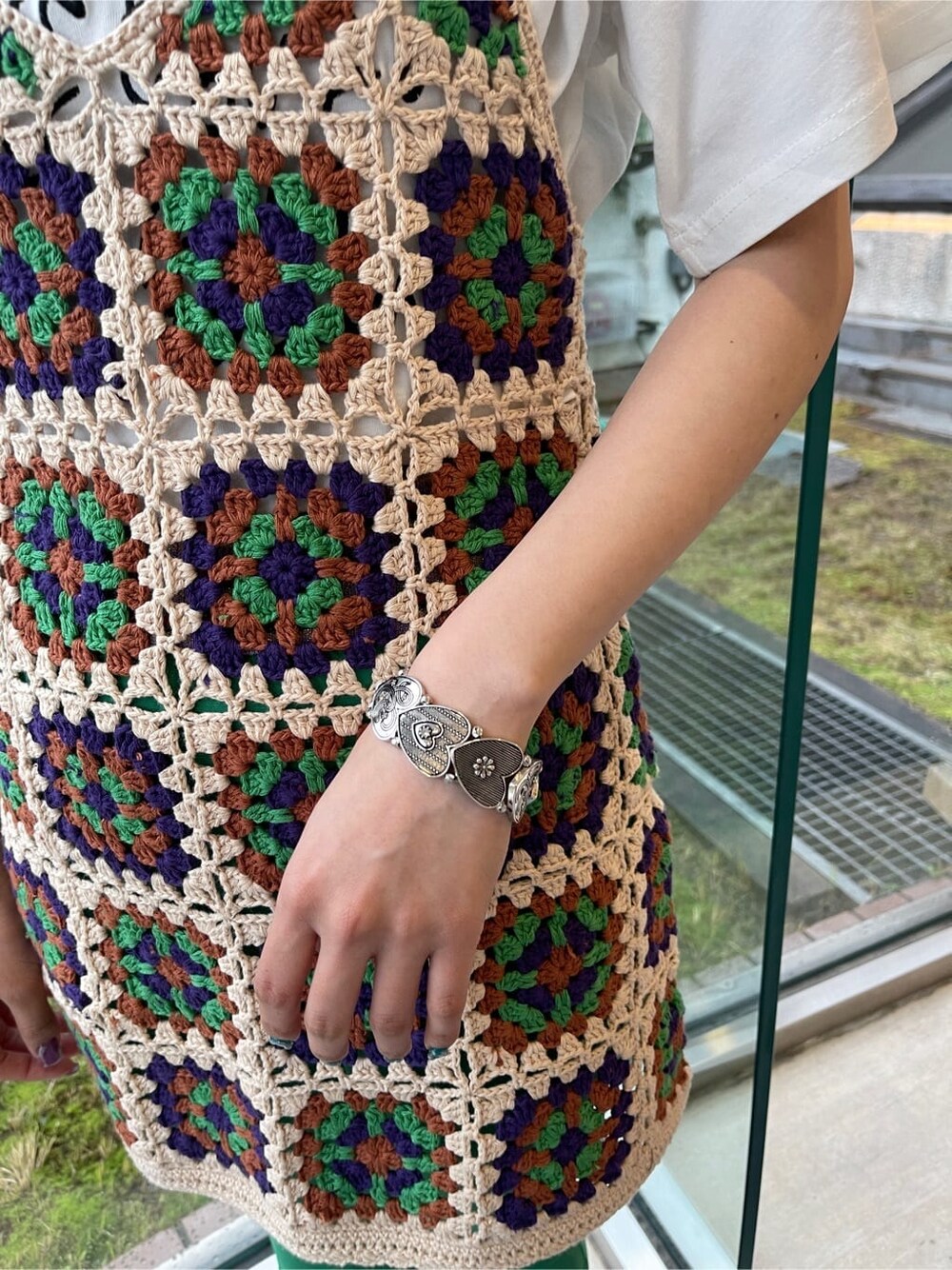 グリーン系のその他パンツ、ベージュ系のニット/セーター、ホワイト系のTシャツ/カットソーを着用したレディースの春コーディネートの8枚目の写真