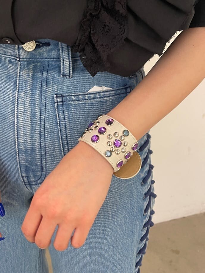 ブラック系のシャツ/ブラウス、ブラック系のサンダル、ブルー系のデニムパンツを着用したレディースの春コーディネートの9枚目の写真