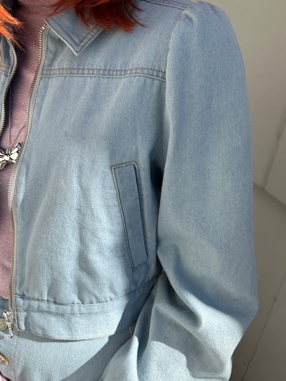 ブルー系のワンピース、ピンク系のTシャツ/カットソー、ブラック系のブーツを着用したレディースの冬コーディネートの7枚目の写真