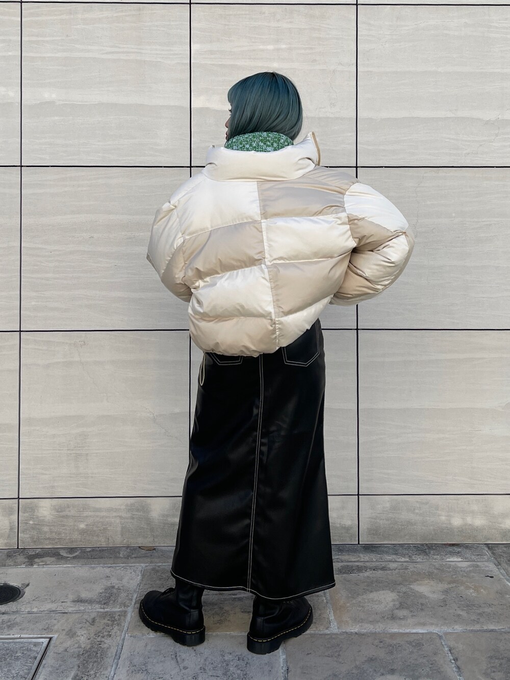 ホワイト系のTシャツ/カットソー、ブラック系のスカート、ブラック系のブーツを着用したレディースの秋コーディネートの3枚目の写真