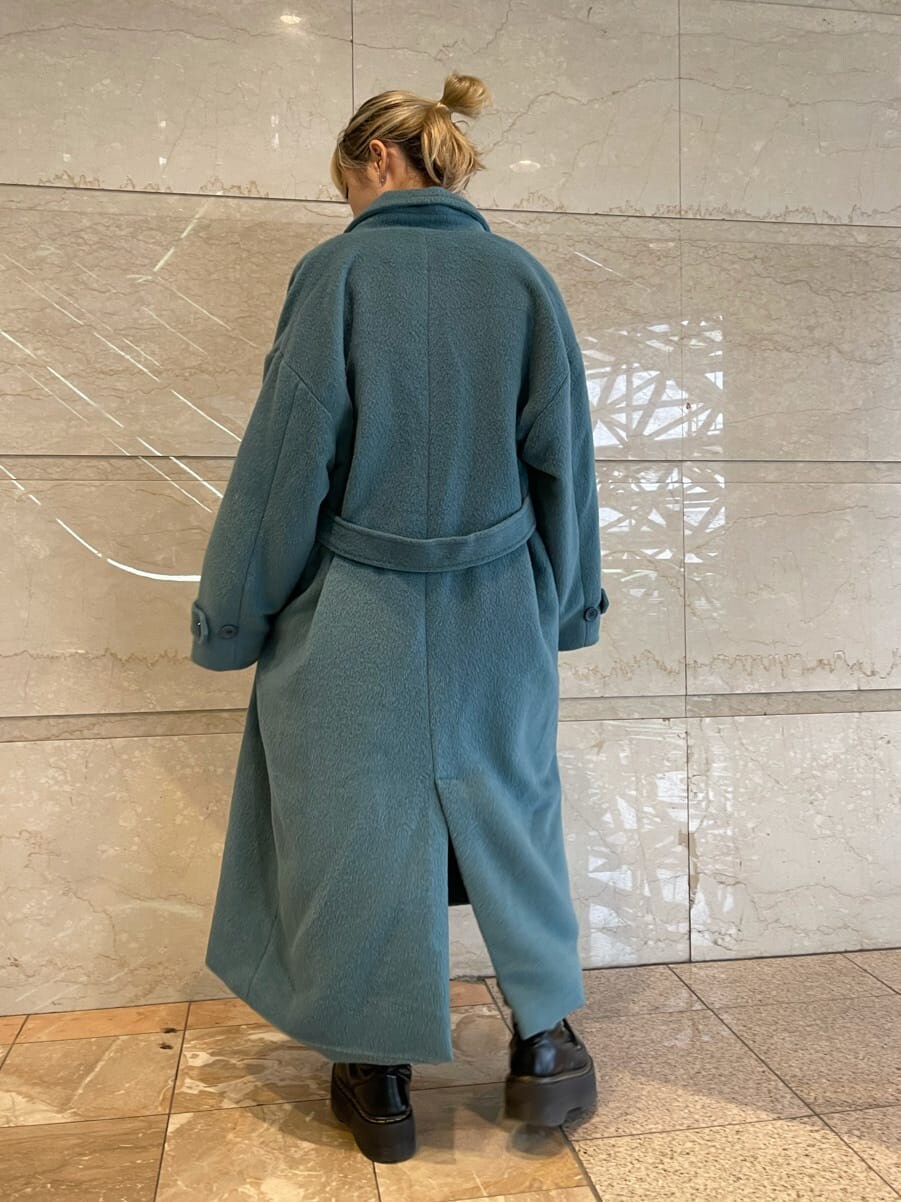 ブラック系のデニムパンツ、ブラック系のTシャツ/カットソー、ブルー系のチェスターコートを着用したレディースの夏コーディネートの3枚目の写真