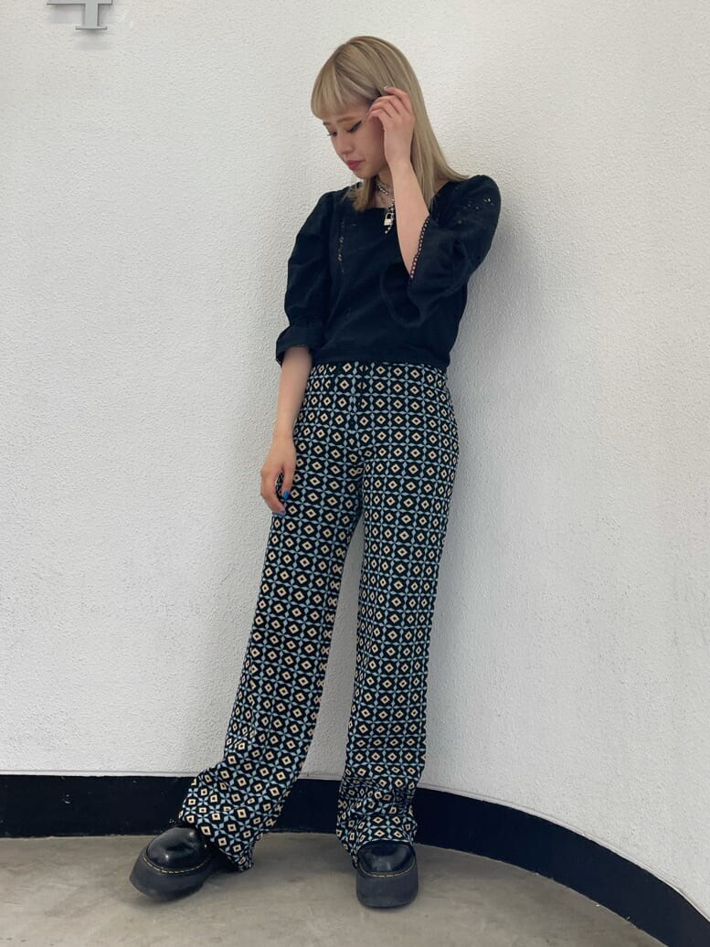 ブラック系のシャツ/ブラウス、ブラック系のその他パンツを着用したレディースの夏コーディネートの2枚目の写真