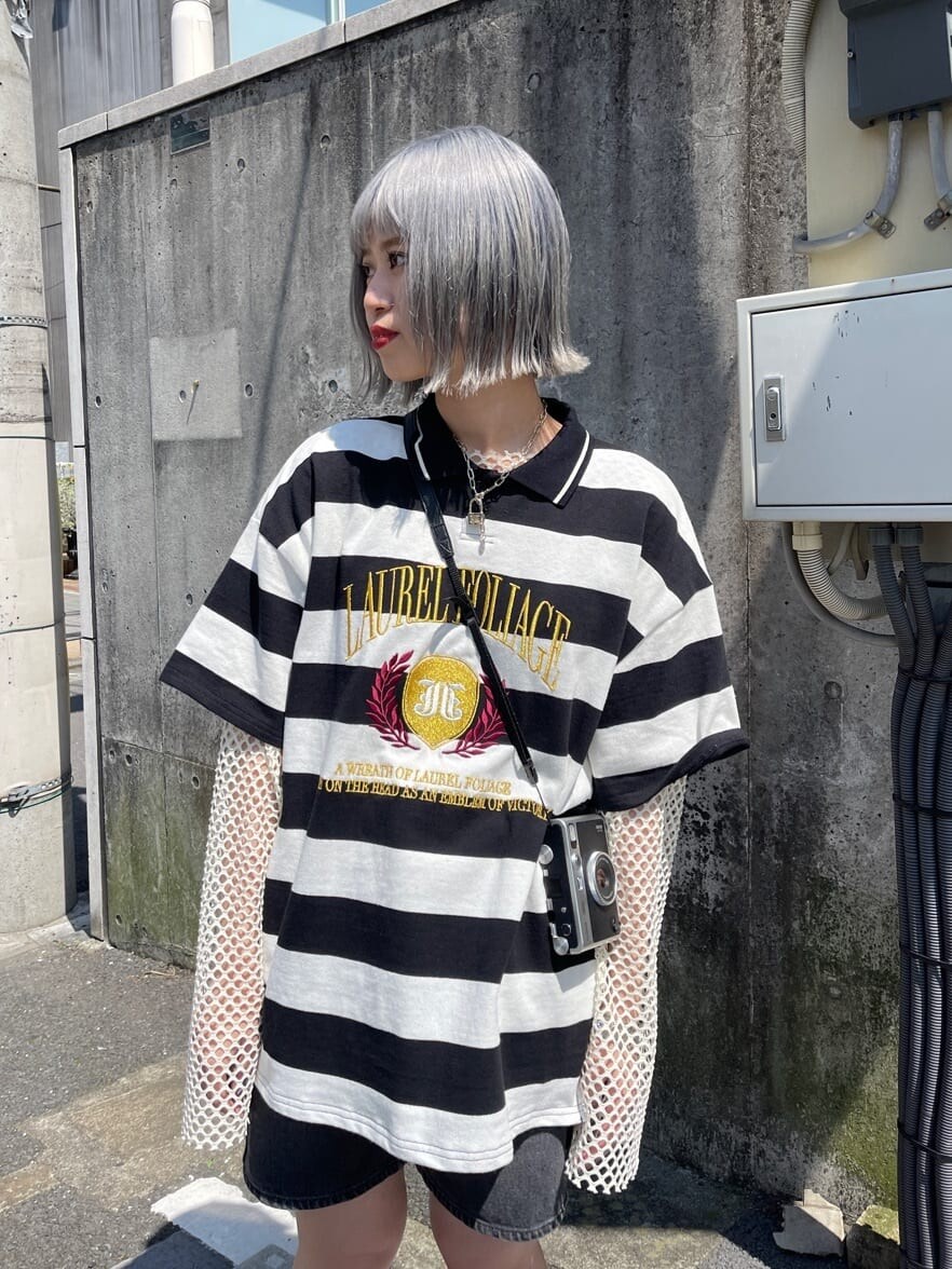ブラック系のデニムパンツ、ホワイト系のTシャツ/カットソー、ブラック系のTシャツ/カットソーを着用したレディースの春コーディネートの4枚目の写真