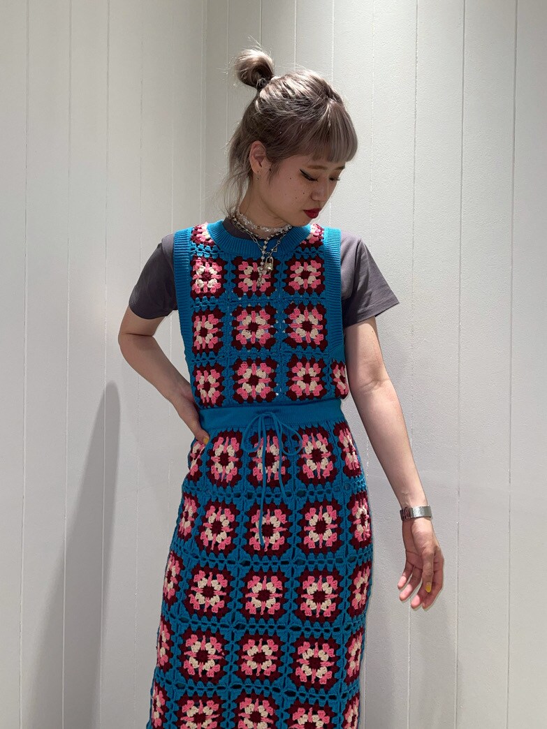 ブラック系のブーツ、ブルー系のスカート、ブルー系のベストを着用したレディースの春コーディネートの3枚目の写真