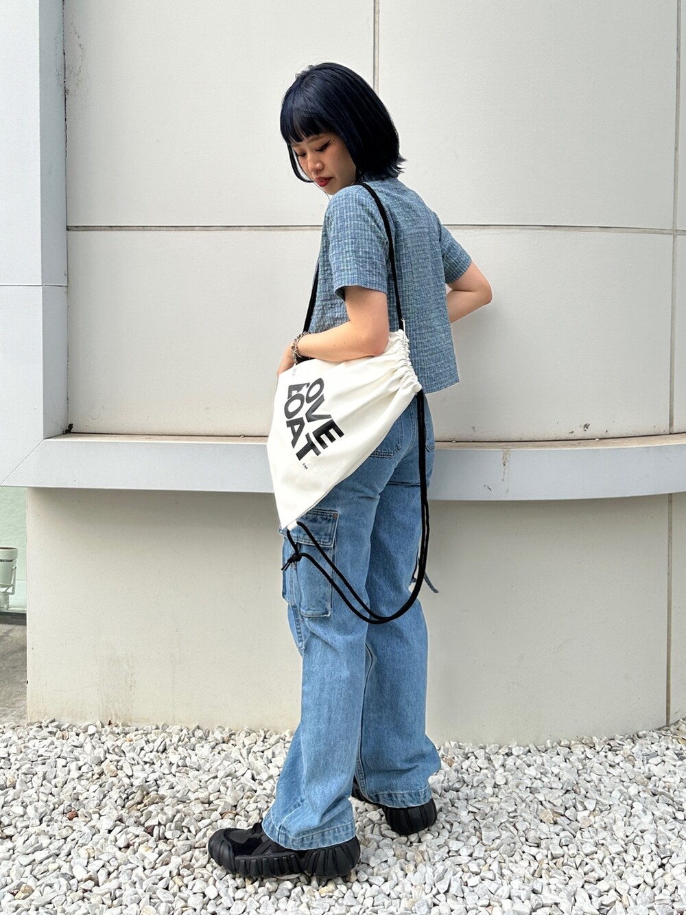 ブラック系のTシャツ/カットソー、ブルー系のシャツ/ブラウス、ブルー系のカーゴパンツを着用したレディースの春コーディネートの2枚目の写真