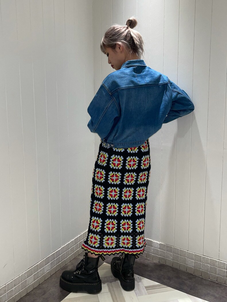 ブルー系のデニムジャケット、ブラック系のスカートを着用したレディースの春コーディネートの2枚目の写真