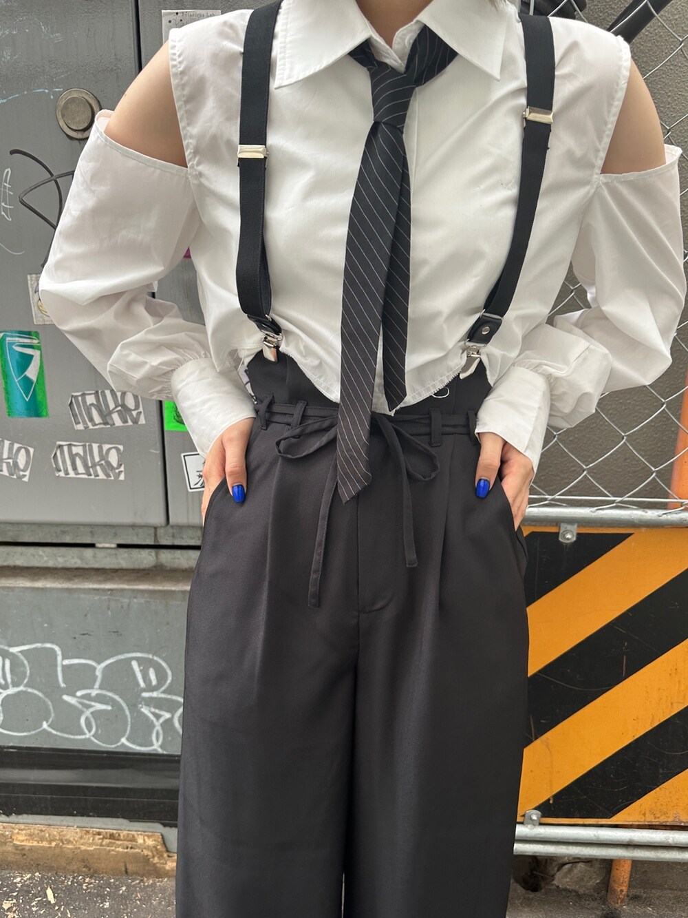 ホワイト系のシャツ/ブラウス、ブラック系のその他パンツ、ブラック系のブーツを着用したレディースの夏コーディネートの8枚目の写真