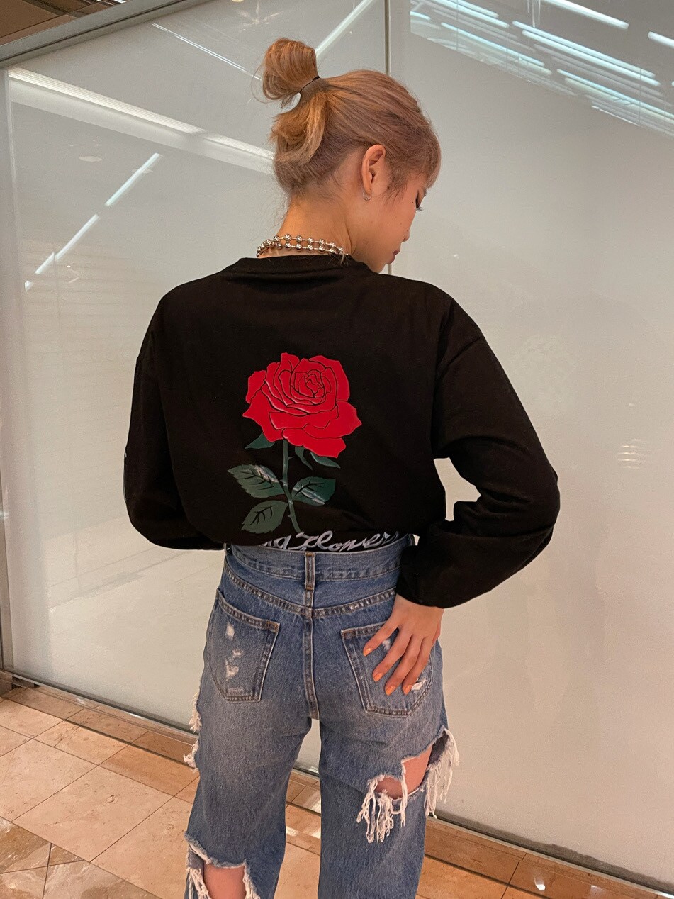 ブルー系のデニムパンツ、ホワイト系のニット/セーター、ブラック系のTシャツ/カットソーを着用したレディースの春コーディネートの5枚目の写真