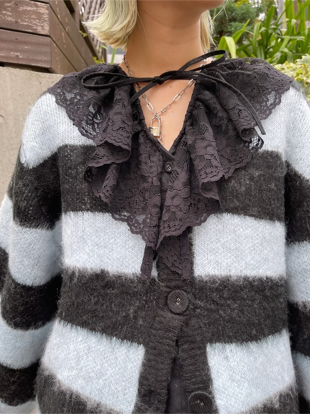 ブラック系のブーツ、ブラック系のシャツ/ブラウス、ブラック系のカーディガン/ボレロを着用したレディースの夏コーディネートの6枚目の写真