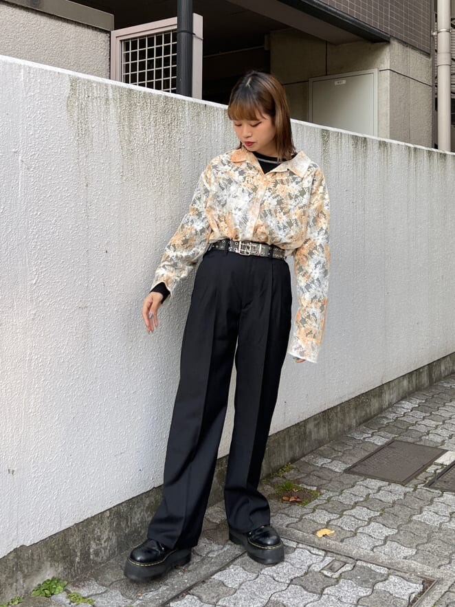 ブラック系のスラックス、ブラック系のTシャツ/カットソー、ホワイト系のシャツ/ブラウスを着用したレディースの冬コーディネートの3枚目の写真