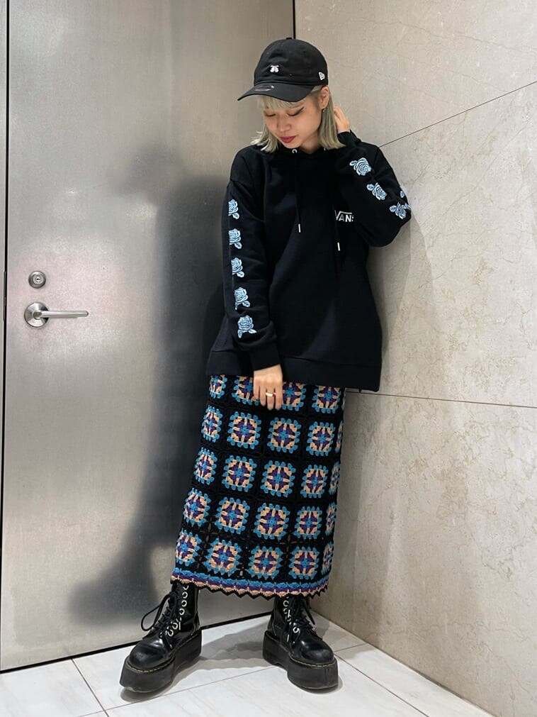 ブラック系のスカート、ブラック系のパーカーを着用したレディースの夏コーディネートの5枚目の写真