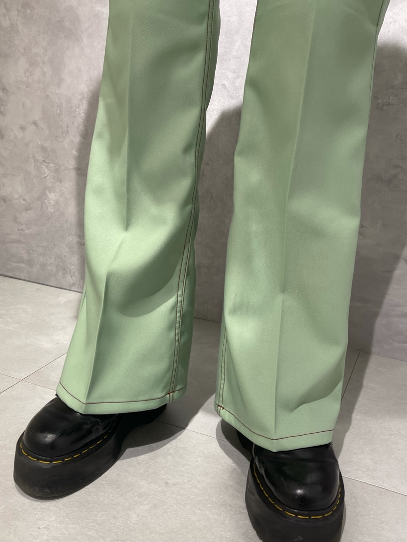 ブラック系のブーツ、グリーン系のデニムジャケット、グリーン系のデニムパンツを着用したレディースの春コーディネートの9枚目の写真