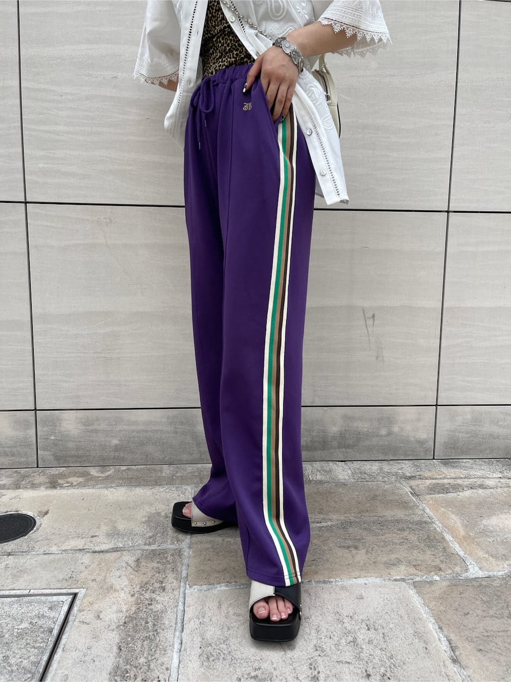 ベージュ系のキャミソール、ホワイト系のシャツ/ブラウス、ブラック系のサンダルを着用したレディースの夏コーディネートの8枚目の写真