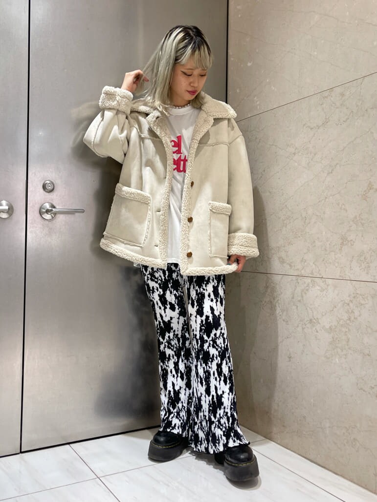 その他のその他パンツ、ホワイト系のTシャツ/カットソー、ホワイト系のムートンコートを着用したレディースの夏コーディネートの2枚目の写真