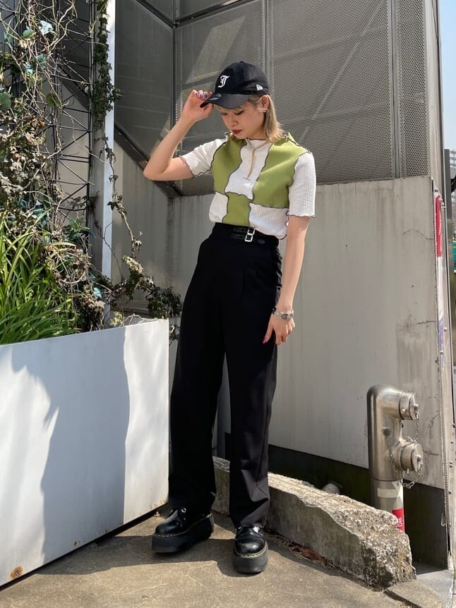 グリーン系のTシャツ/カットソー、ブラック系のその他パンツ、ゴールド系のネックレスを着用したレディースの春コーディネートの6枚目の写真