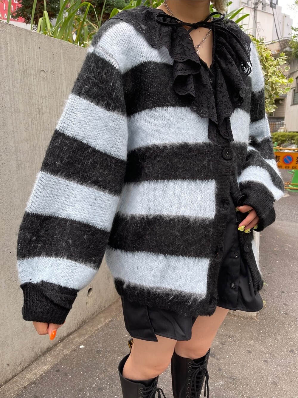 ブラック系のブーツ、ブラック系のシャツ/ブラウス、ブラック系のカーディガン/ボレロを着用したレディースの夏コーディネートの7枚目の写真