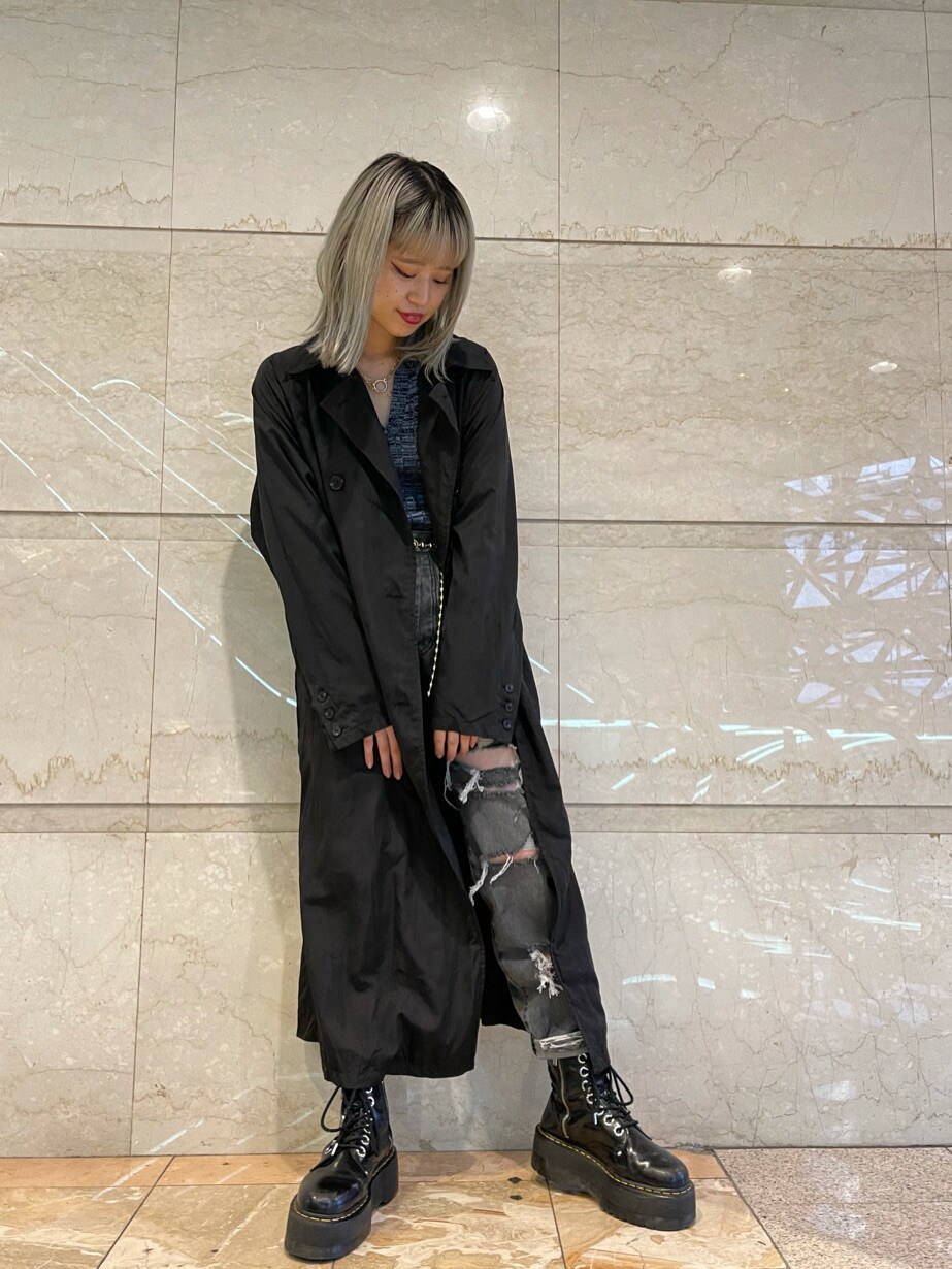 ブラック系のニット/セーター、ブラック系のトレンチコート、ブラック系のデニムパンツを着用したレディースの冬コーディネートの2枚目の写真