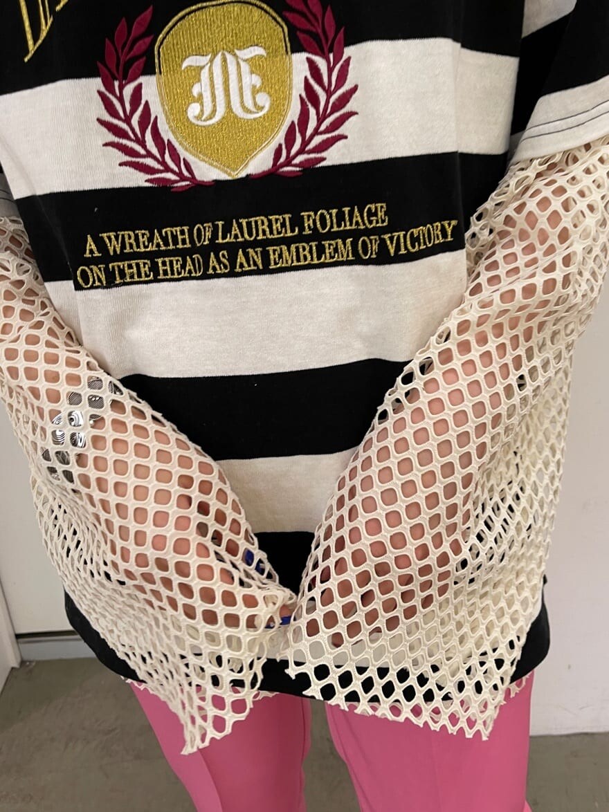 ホワイト系のTシャツ/カットソー、ブラック系のTシャツ/カットソー、ピンク系のスラックスを着用したレディースの春コーディネートの7枚目の写真