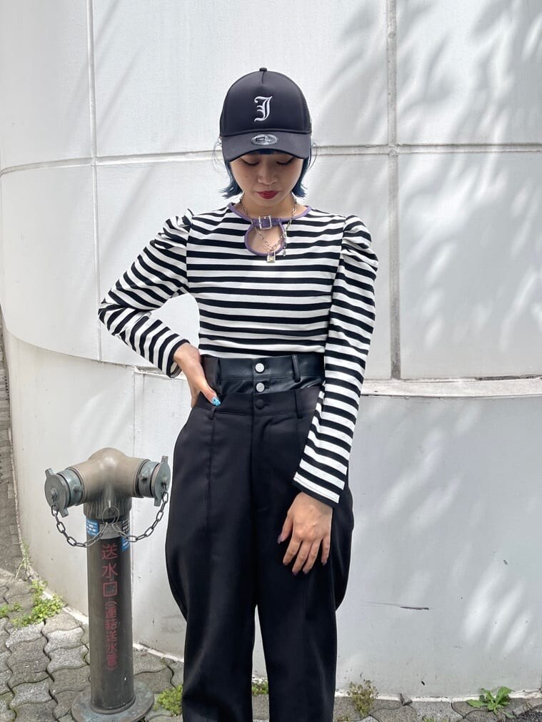 ブラック系のブーツ、ブラック系のその他パンツ、ホワイト系のTシャツ/カットソーを着用したレディースの秋コーディネートの5枚目の写真