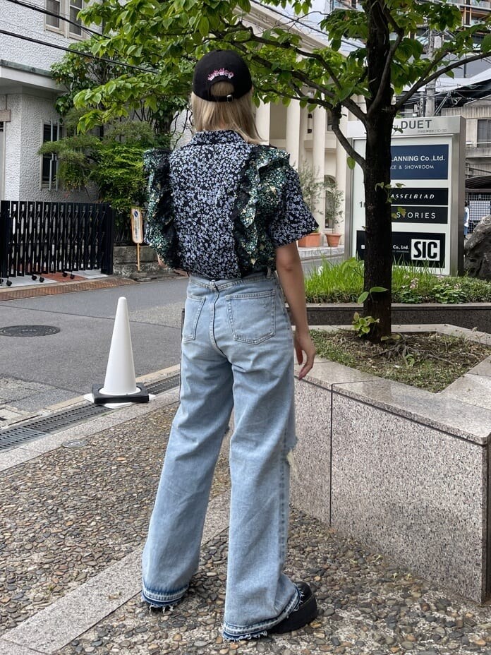 ブルー系のデニムパンツ、ブラック系のその他シューズ、その他のシャツ/ブラウスを着用したレディースの春コーディネートの3枚目の写真