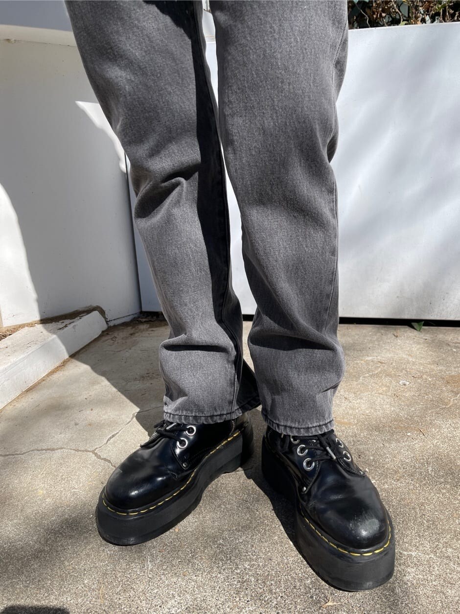 ベージュ系のニット/セーター、ブラック系のTシャツ/カットソー、ブラック系のデニムパンツを着用したレディースの春コーディネートの10枚目の写真