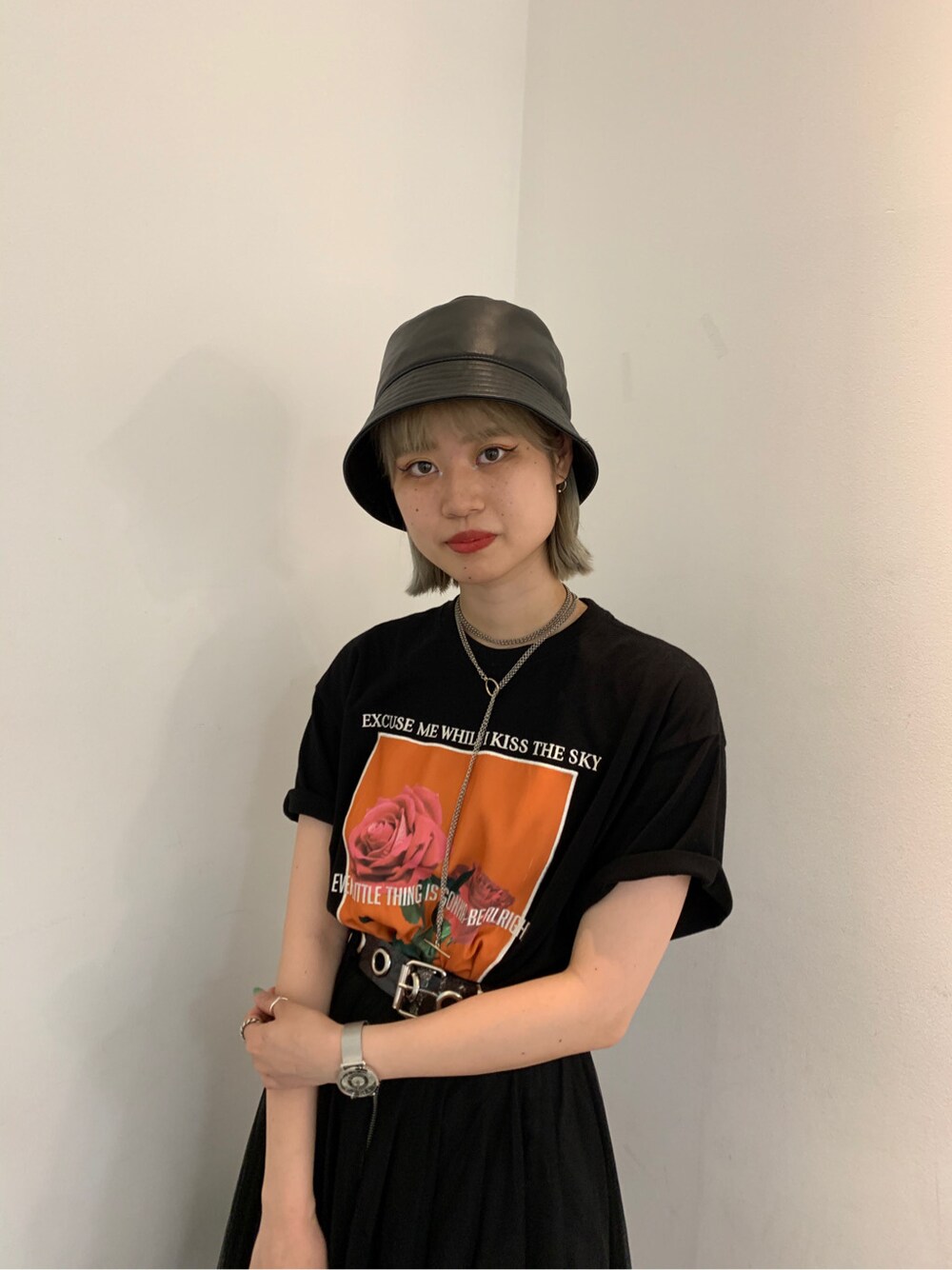 ブラック系のスカート、ブラック系のTシャツ/カットソー、その他のベルトを着用したレディースの夏コーディネートの2枚目の写真