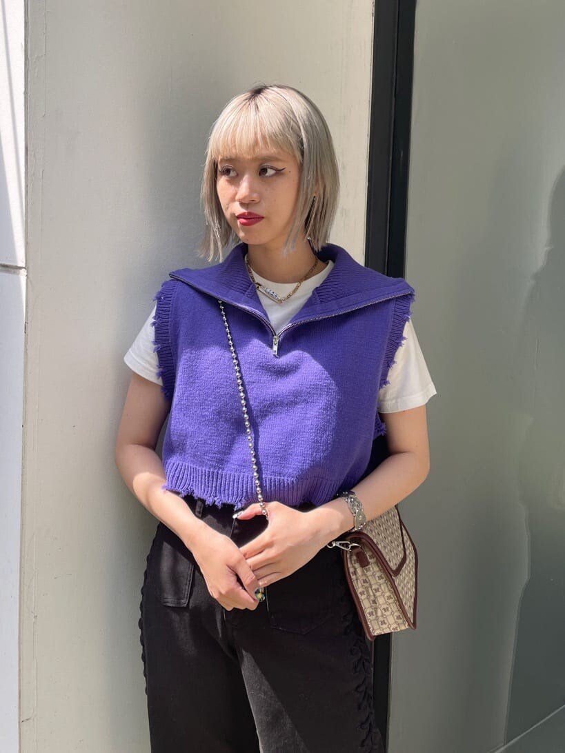 ブラウン系のハンドバッグ、ホワイト系のTシャツ/カットソー、ブラック系のデニムパンツを着用したレディースの夏コーディネートの6枚目の写真