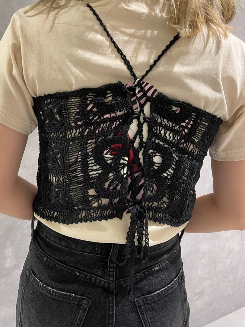 ブラック系のキャミソール、ブラック系のデニムパンツ、ホワイト系のTシャツ/カットソーを着用したレディースの夏コーディネートの6枚目の写真