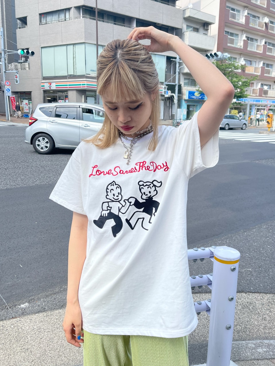 グリーン系のTシャツ/カットソー、ホワイト系のTシャツ/カットソーを着用したレディースの春コーディネートの4枚目の写真