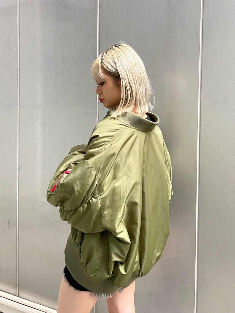 ブラック系のデニムパンツ、ベージュ系のMA-1、ブラック系のブーツを着用したレディースの秋コーディネートの5枚目の写真