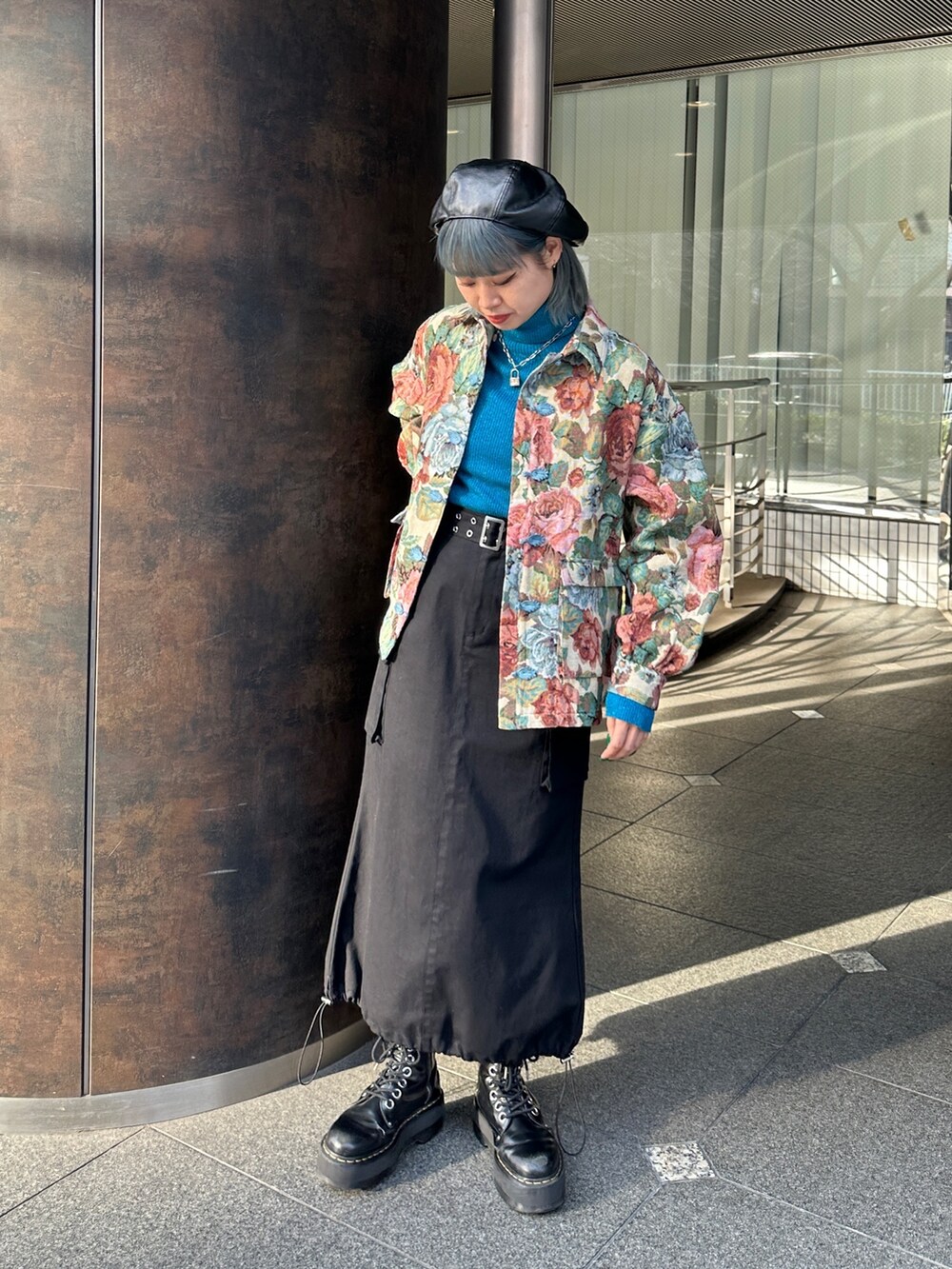 ブラウン系のスカート、ホワイト系のミリタリージャケット、ホワイト系のニット/セーターを着用したレディースの冬コーディネートの3枚目の写真