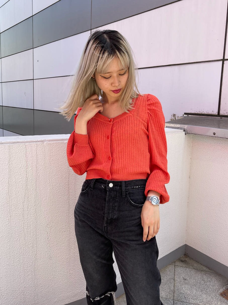 ブラック系のブーツ、ブラック系のデニムパンツ、オレンジ系のカーディガン/ボレロを着用したレディースの夏コーディネートの4枚目の写真