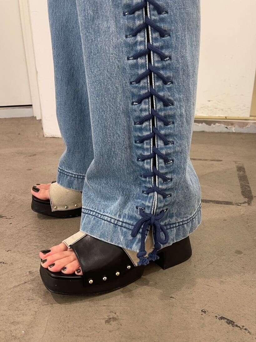 ブラック系のシャツ/ブラウス、ブラック系のサンダル、ブルー系のデニムパンツを着用したレディースの春コーディネートの10枚目の写真