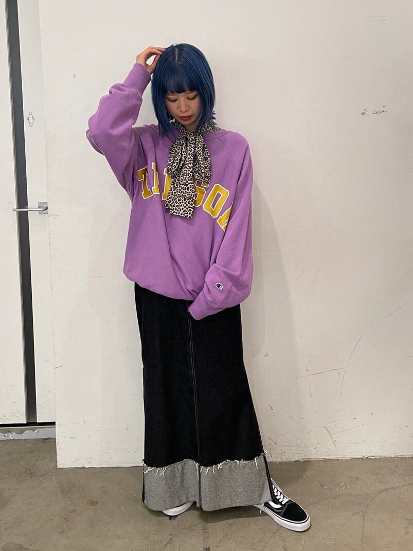 ブラック系のデニムスカート、その他のシャツ/ブラウス、パープル系のスウェットを着用したレディースの秋コーディネートの4枚目の写真