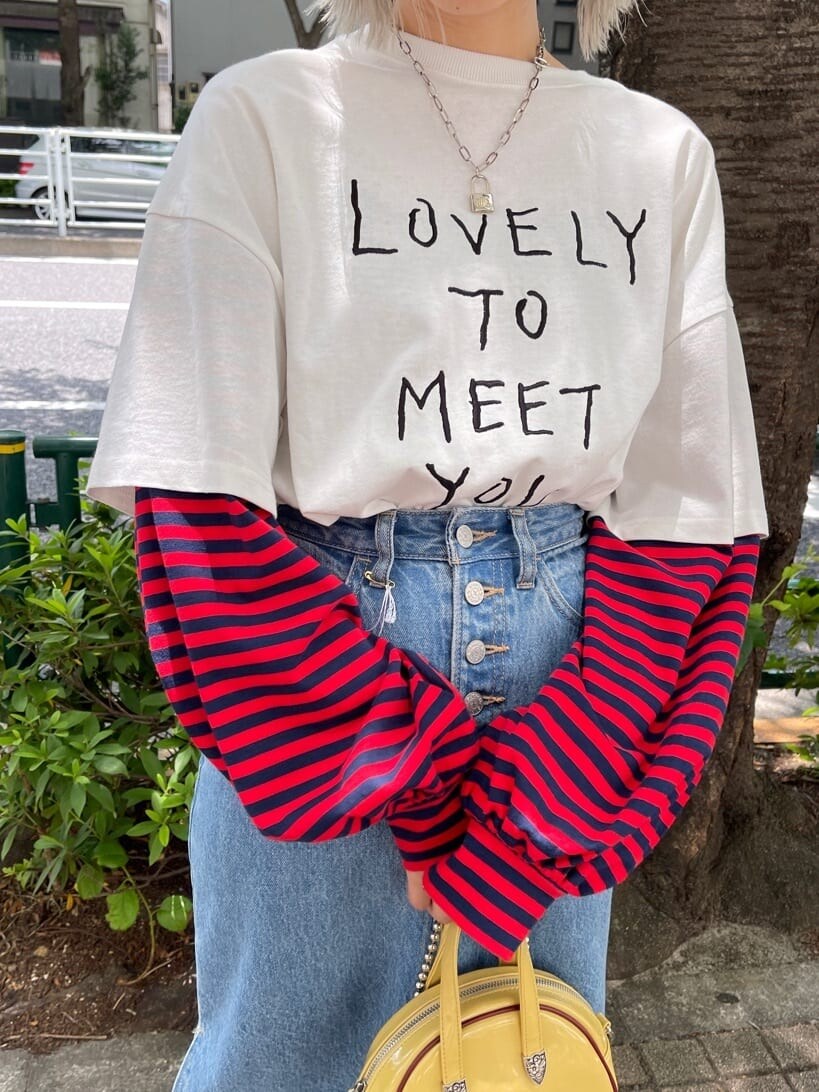 ブラック系のその他シューズ、イエロー系のボストンバッグ、ブルー系のデニムスカートを着用したレディースの夏コーディネートの7枚目の写真